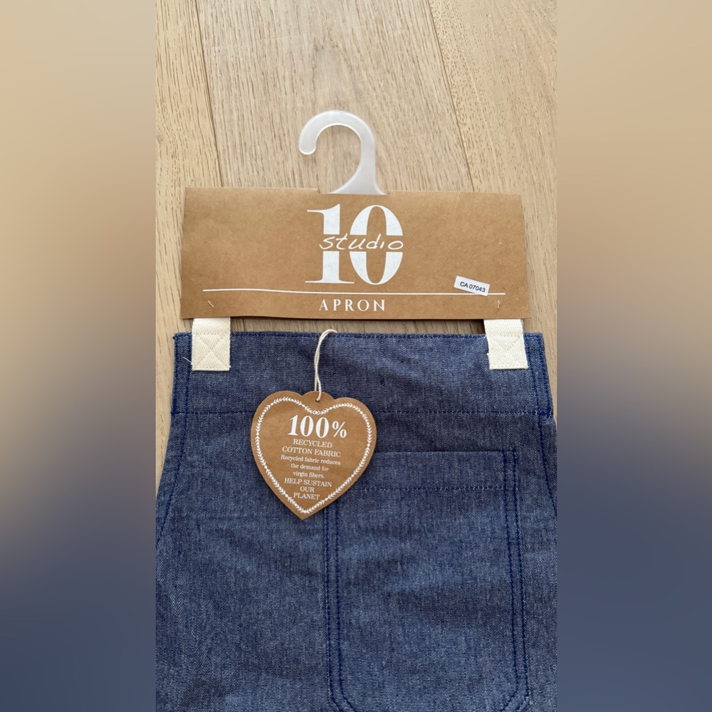 Studio 10 Apron 💙 - Picture 2 of 5